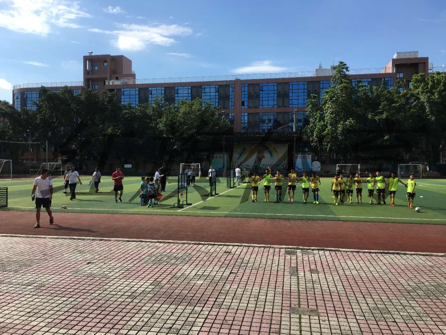 足球训练器材在学校的应用
