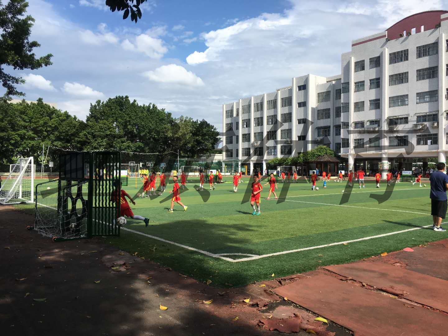 足球训练器材在学校的应用