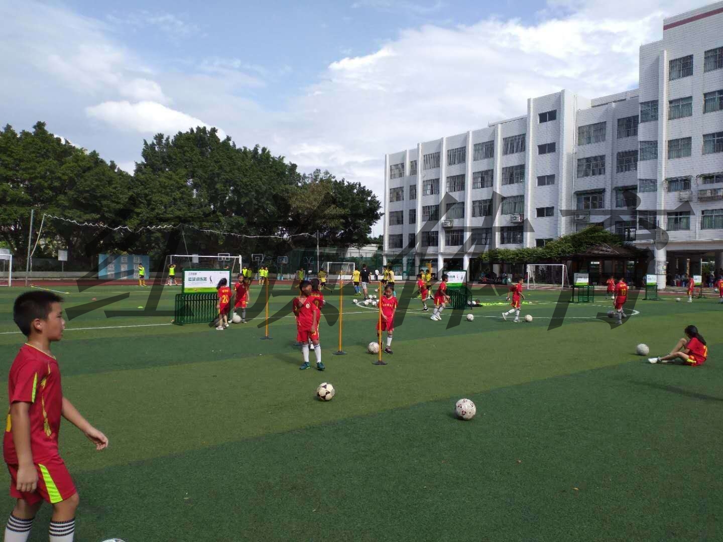 足球训练器材在学校的应用
