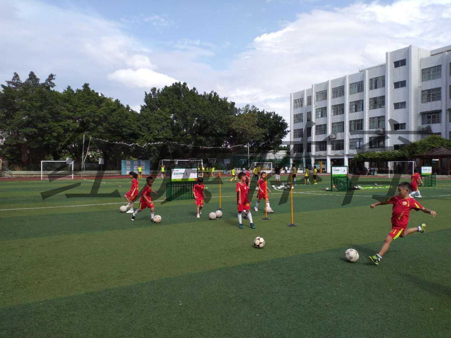 足球训练器材在学校的应用