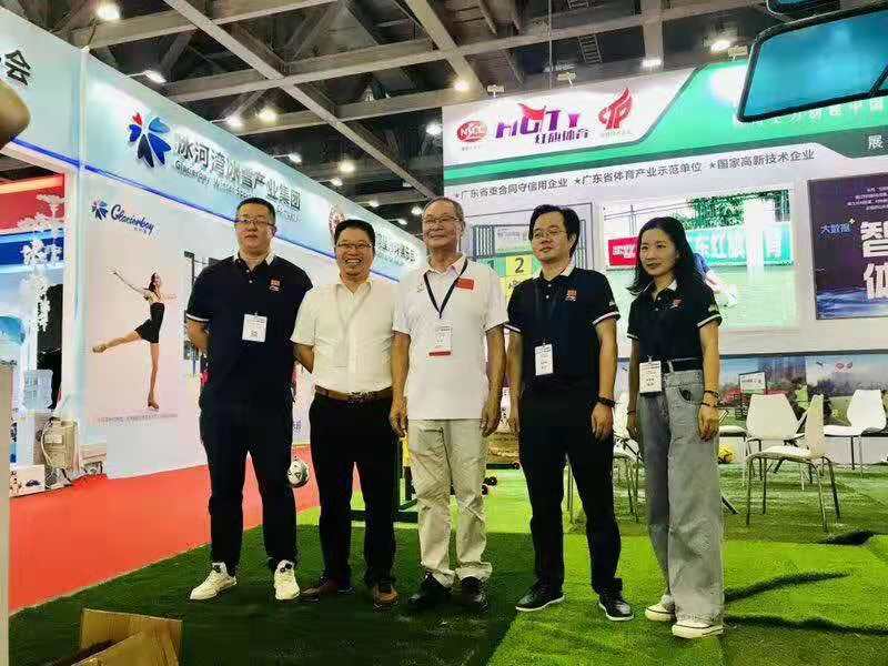 广东省足协主席叶细权莅临红旗展位指导工作